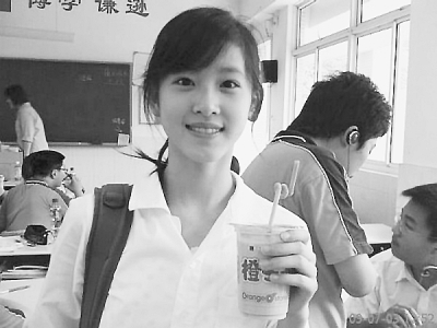 武漢“豆漿西施”校園走紅 清純不輸“奶茶妹妹”