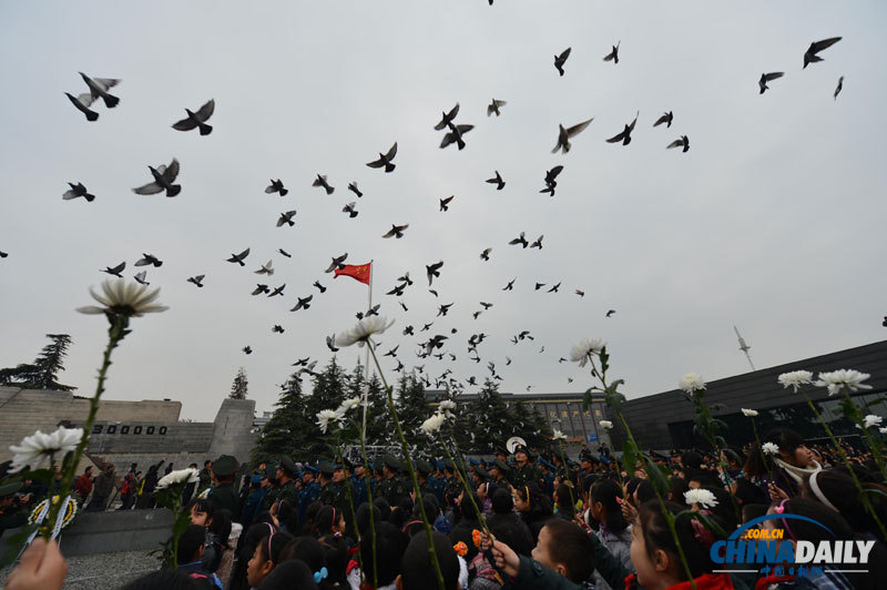 南京舉行國際和平集會(huì)悼念南京大屠殺30萬同胞遇難75周年