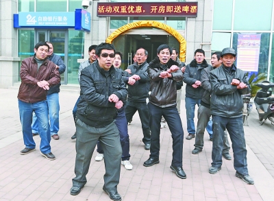 建設方拖欠工程款 農民工跳江南Style討薪