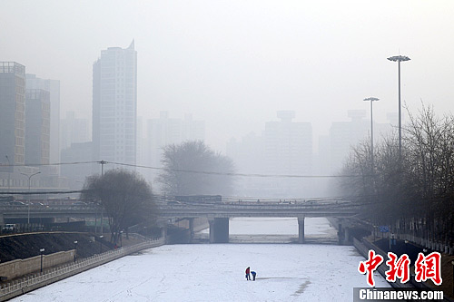 中國多地再遭霧霾圍城 交通受阻空氣質量持續走低