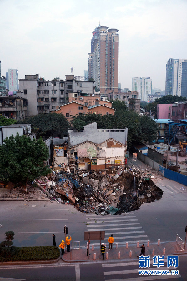 廣州地鐵工地附近突發地陷 一樓房瞬間消失