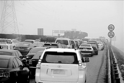 北京路面結(jié)冰致2000余起車禍 至少4人遇難(圖)