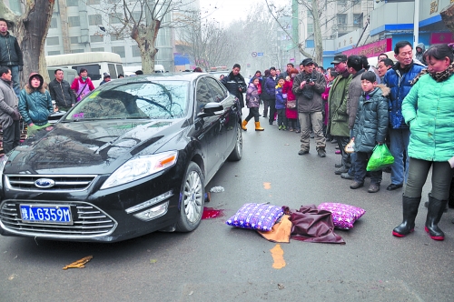 司機開車撞死男童 被誤傳二次碾軋引發群毆(圖)