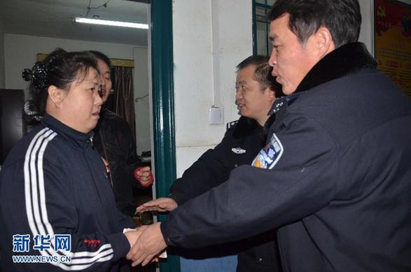 務工者萬元現金掉入列車便池散落鐵軌 民警冒雨沿路撿回