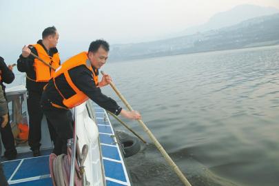 “中國第一飛人”駕滑翔機飛行墜湖 生死不明