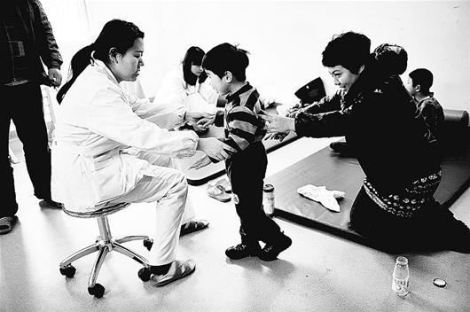 一手抱腦癱兒一手攙重癥夫 鐵女春芳治兒救夫