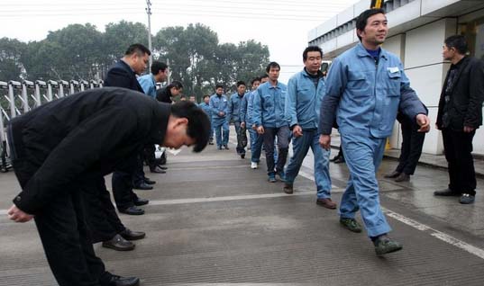 企業(yè)高管90度鞠躬?dú)g迎員工節(jié)后返廠