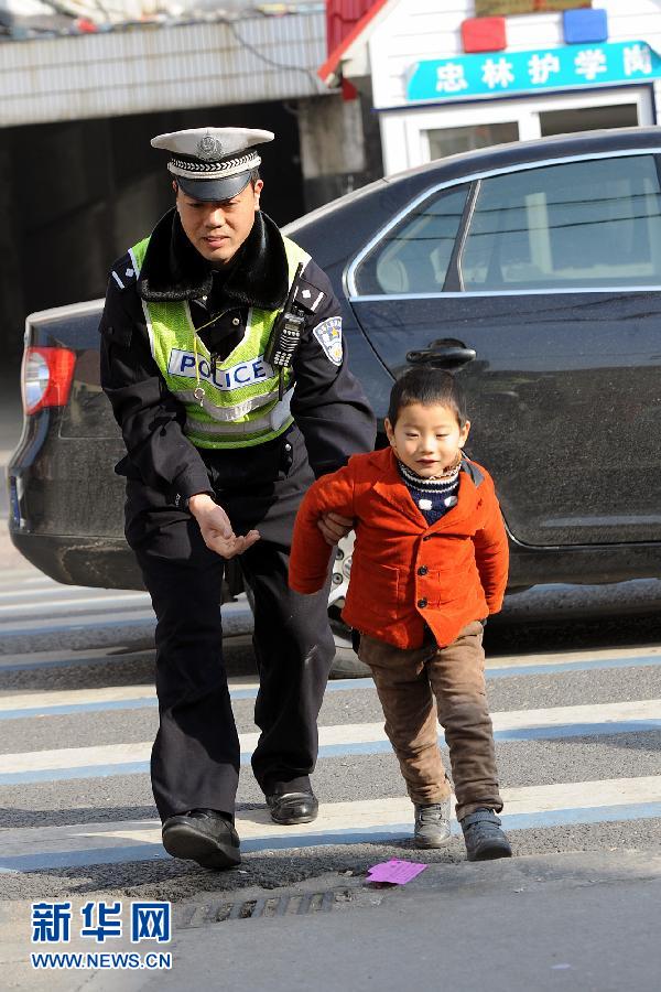 蘇交警“抱抱哥”每天抱送400名孩子下車進園門