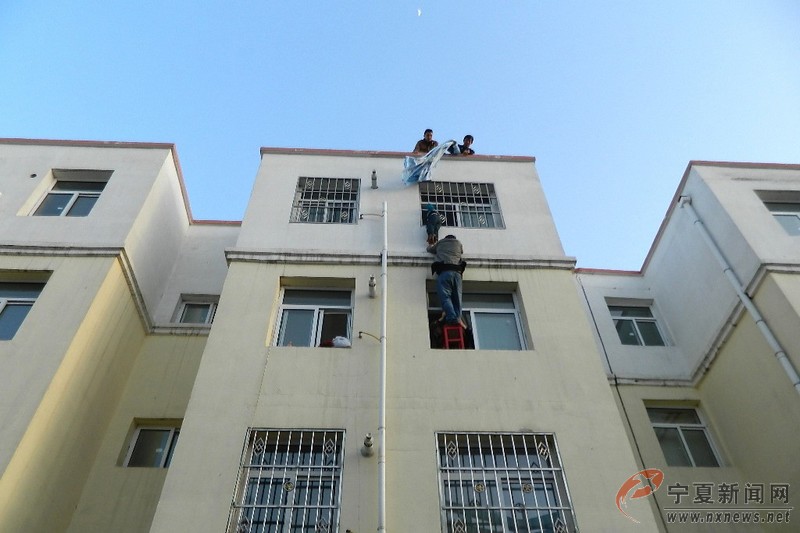 寧夏“托舉哥”40分鐘懸空?qǐng)?jiān)守救被困男孩 組圖