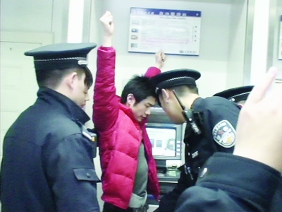 男子持70多張銀行卡 凌晨ATM機(jī)狂“刷卡”