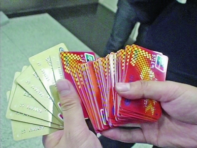 男子持70多張銀行卡 凌晨ATM機(jī)狂“刷卡”