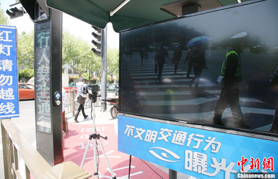 杭州新招治“中國式過馬路” 路邊擺屏幕“現(xiàn)場直播”