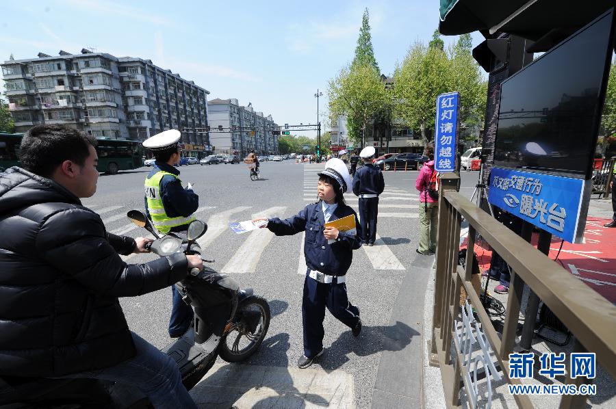 杭州新招治“中國式過馬路” 路邊擺屏幕“現場直播”