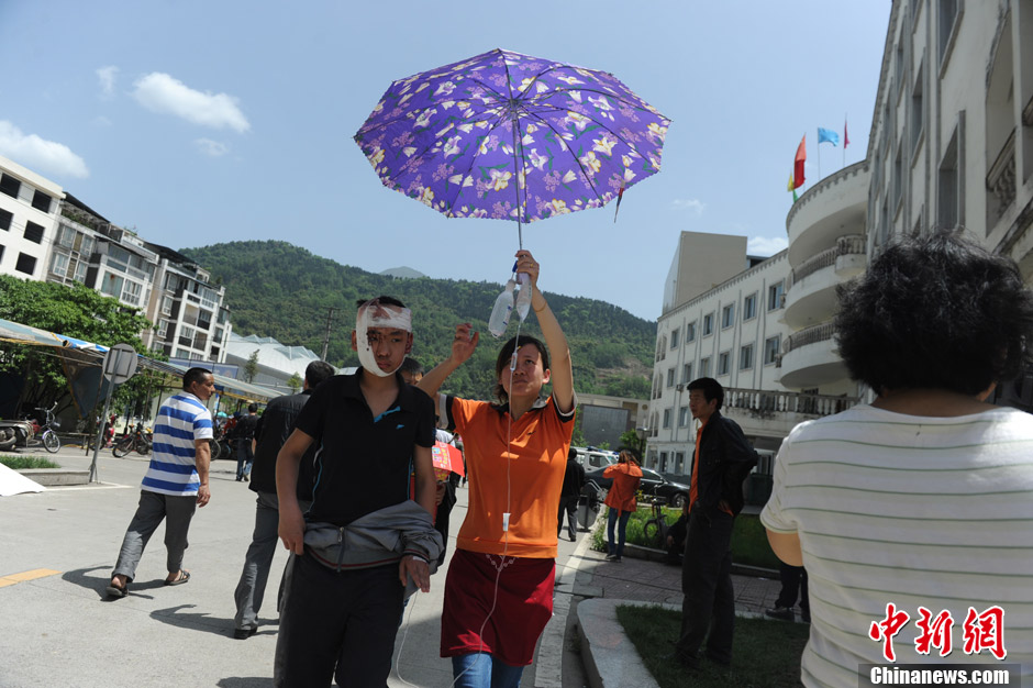 四川蘆山7.0級地震 民間救援隊往災區集結
