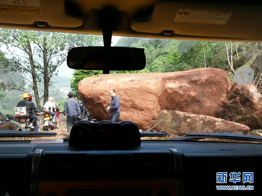 四川蘆山7.0級地震 民間救援隊往災區集結