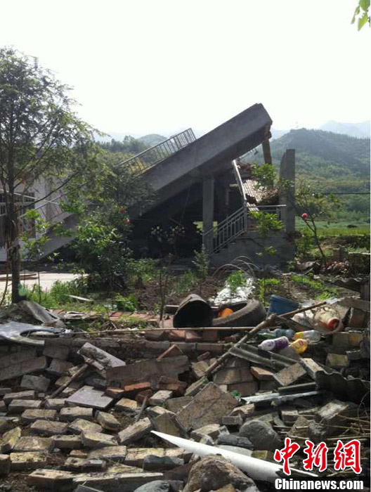 四川蘆山7.0級地震 民間救援隊往災區集結