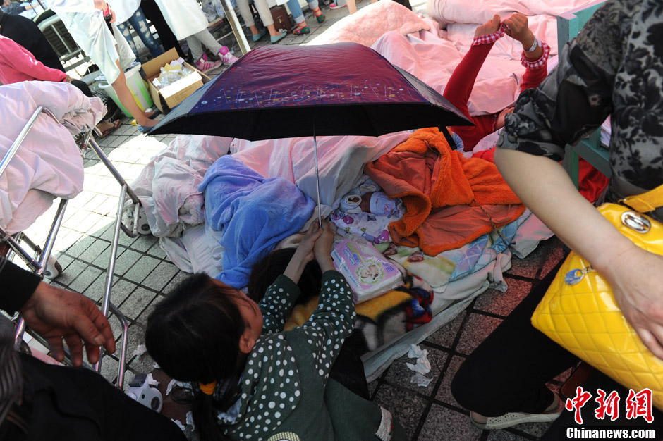 四川蘆山7.0級地震 民間救援隊往災區集結