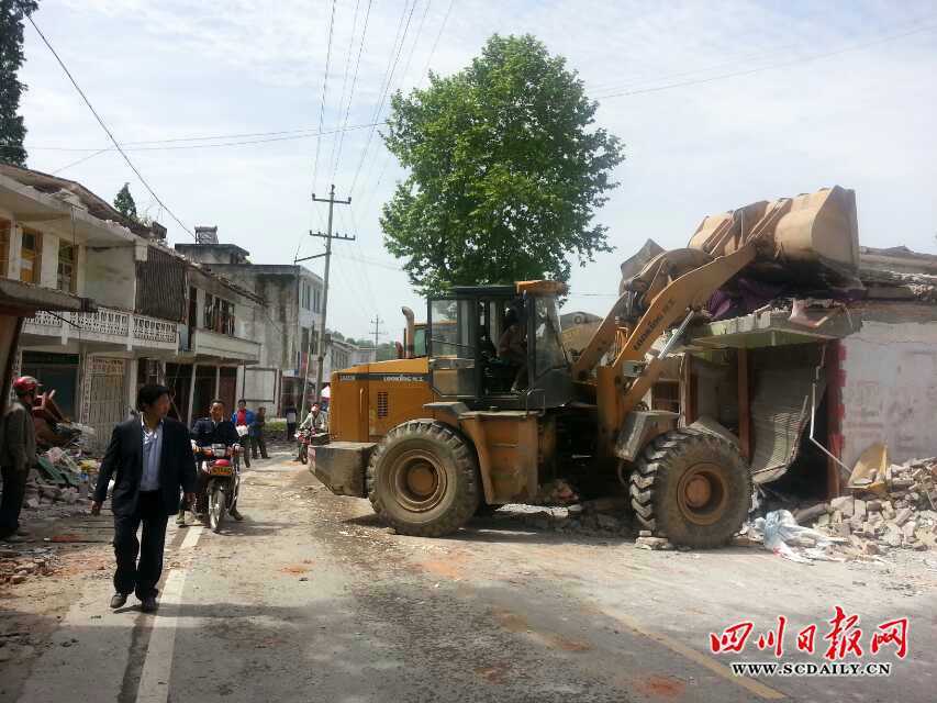 蘆山縣地震現(xiàn)場直擊：房倒屋塌[組圖]