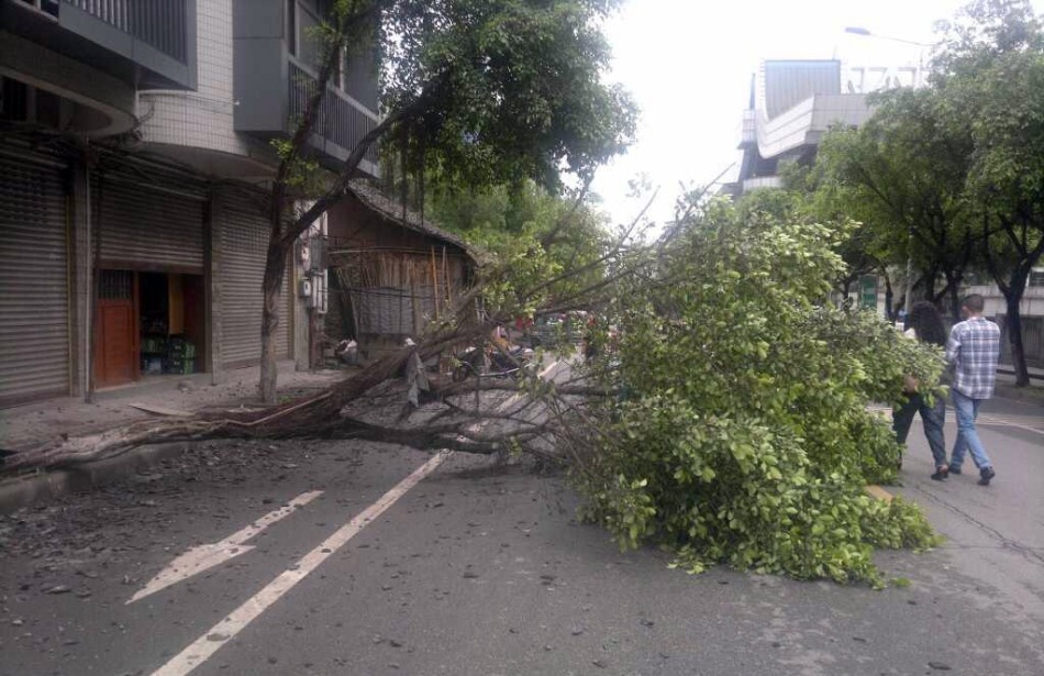 四川雅安蘆山縣發(fā)生7.0級(jí)地震[組圖]