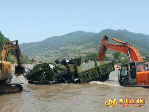 救災(zāi)軍車中途墜崖 車頭嚴(yán)重變形1人犧牲(圖)