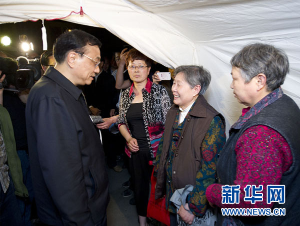 李克強(qiáng)夜察臨時(shí)安置點(diǎn)