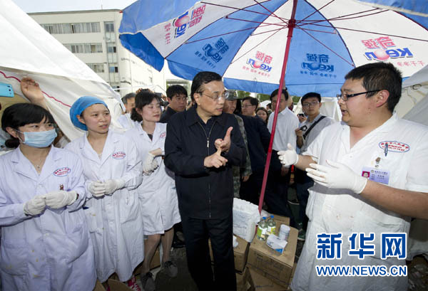 李克強乘直升機進入震中災區(qū) 察看災情指導救災