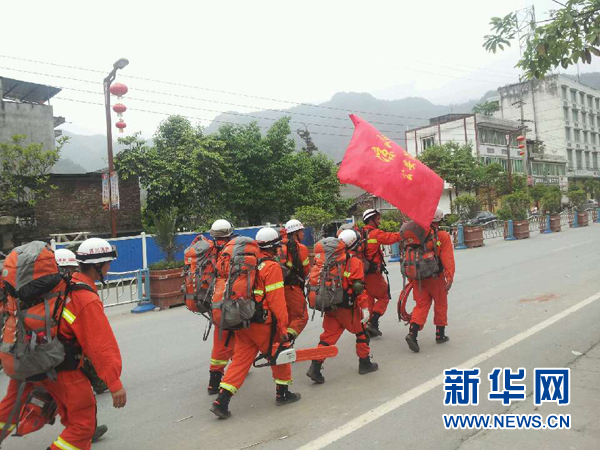 600余消防官兵徒步挺進“孤島”寶興