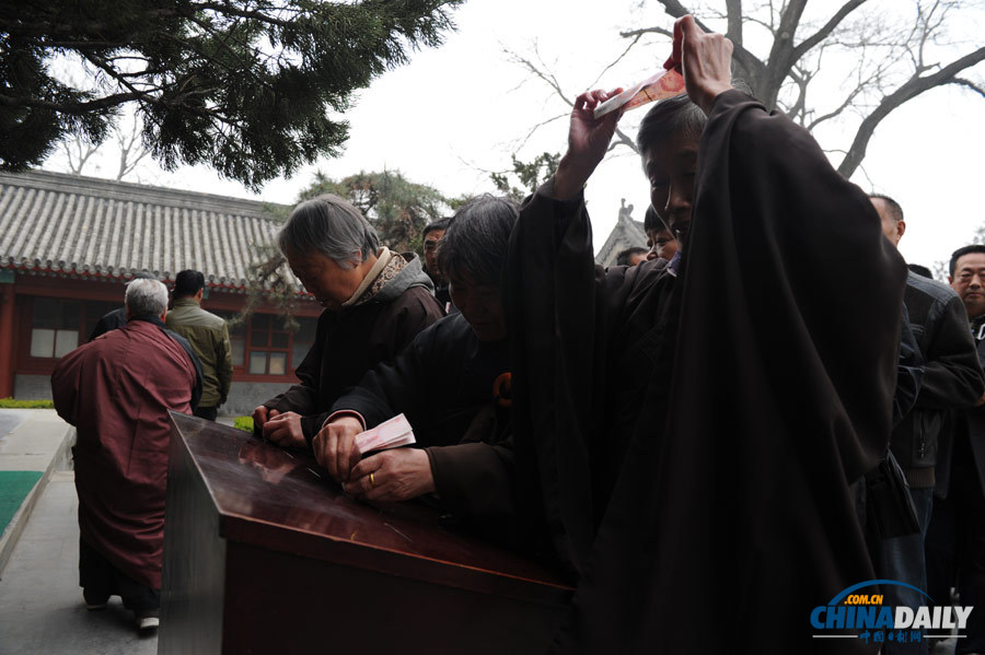 北京佛教信眾為蘆山地震災區祈福并捐款