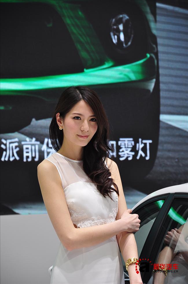 2013上海車展女模特再掀高潮 配角入戲反當主角（圖）