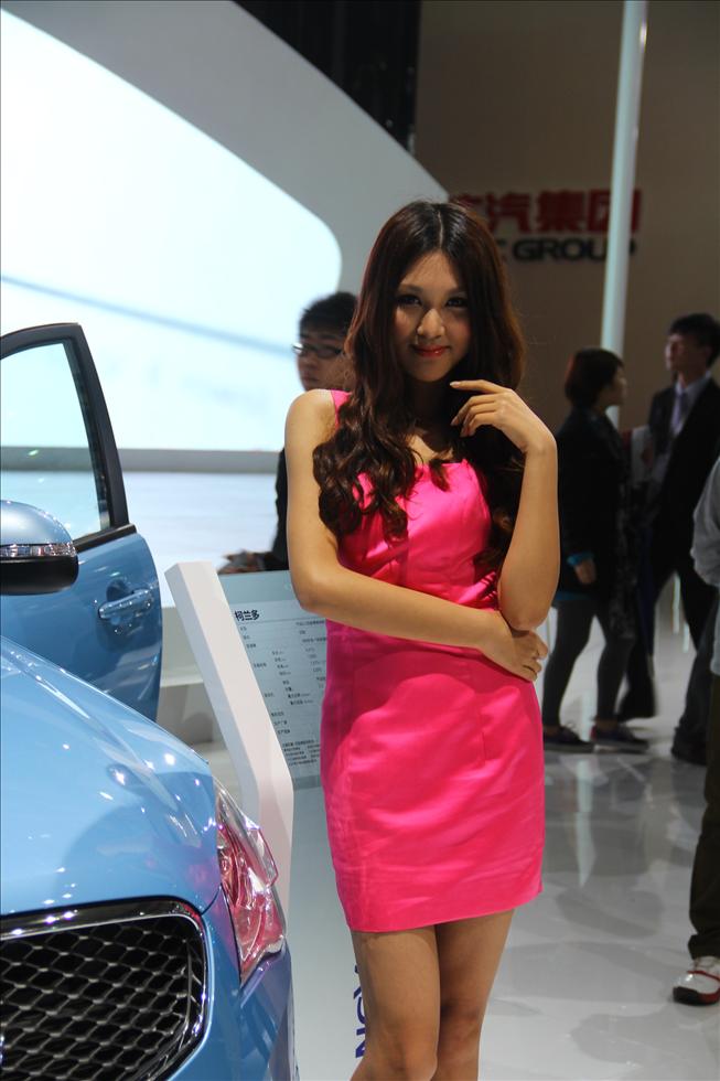 2013上海車展女模特再掀高潮 配角入戲反當主角（圖）