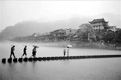 鳳凰古城門(mén)口不查票 小長(zhǎng)假游客量不及往年一半