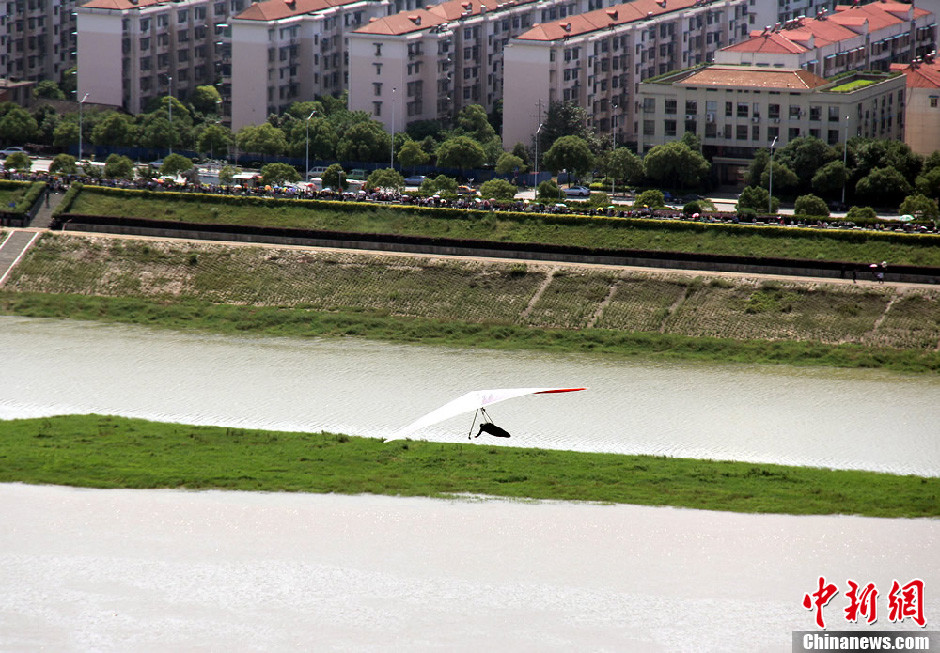 中國“飛人”成功挑戰無動力飛越湘江