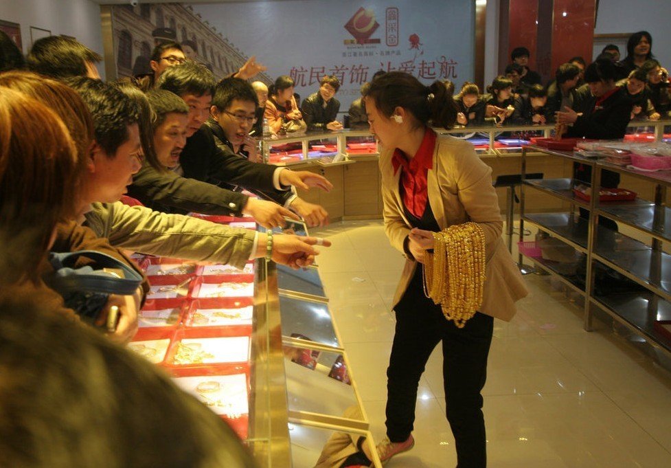 組圖：各地搶金潮持續金店被“洗劫一空”