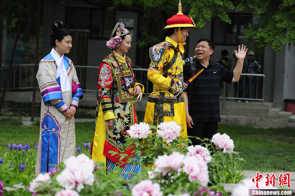 “皇上”攜“甄嬛”陪游客圓明園賞花(圖)