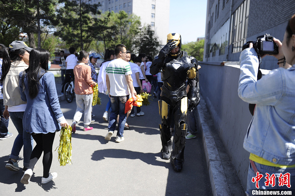 長春大學生扮“鋼鐵俠”街頭擺酷