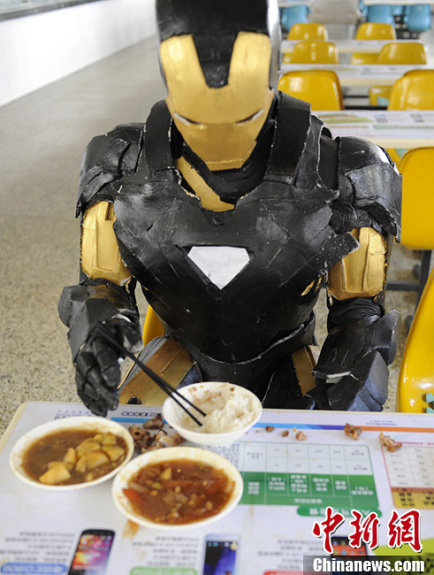長春大學生扮“鋼鐵俠”街頭擺酷