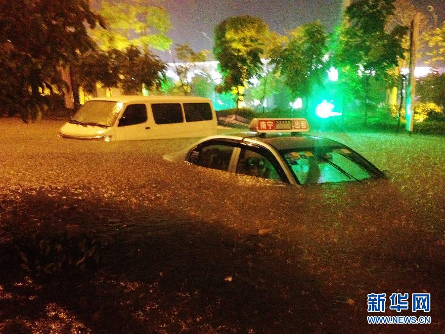 南寧突遭強雷雨襲擊 多處人員、車輛被困