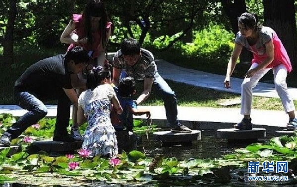 網友拍下女大學生跳水救人全程
