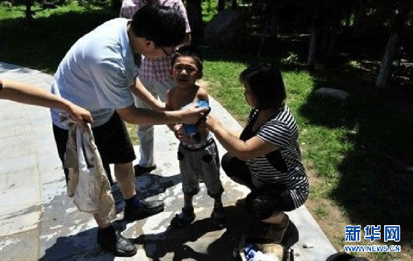 網(wǎng)友拍下女大學(xué)生跳水救人全程