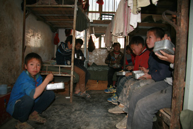 四千萬貧困兒童困境調查：一天兩頓飯 干糧是午餐