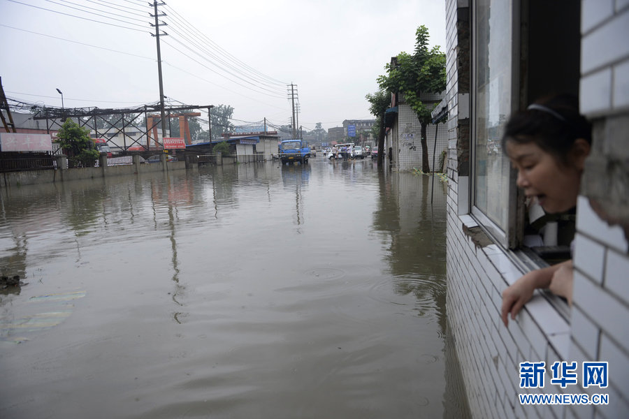 成都暴雨內城“看海”居民困