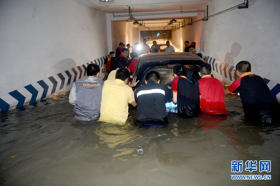 成都暴雨內(nèi)城“看海”居民困