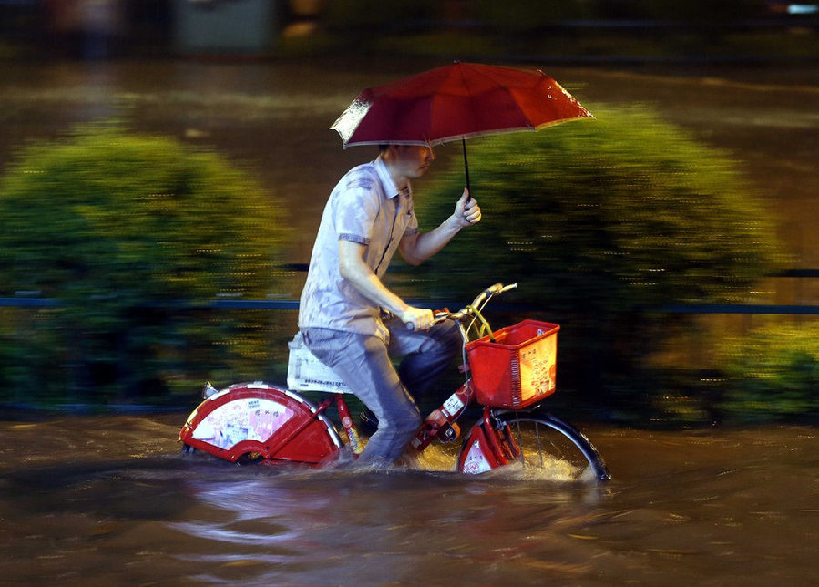 高清：杭州遭暴雨襲擊市區(qū) 開車如行船