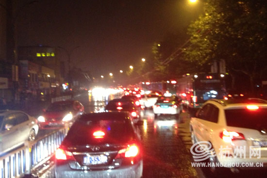 高清：杭州遭暴雨襲擊市區 開車如行船