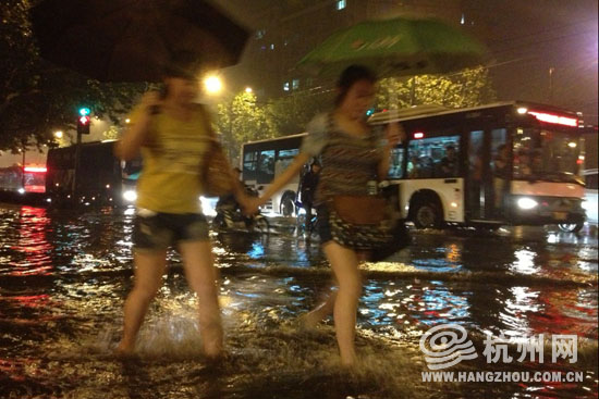 高清：杭州遭暴雨襲擊市區 開車如行船
