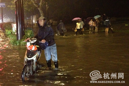 高清：杭州遭暴雨襲擊市區 開車如行船