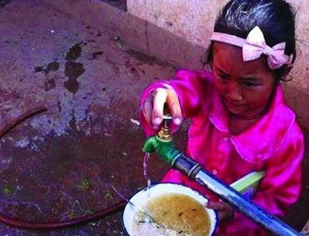 網(wǎng)曝云南小學生用江水泡飯 校長稱是生活習慣