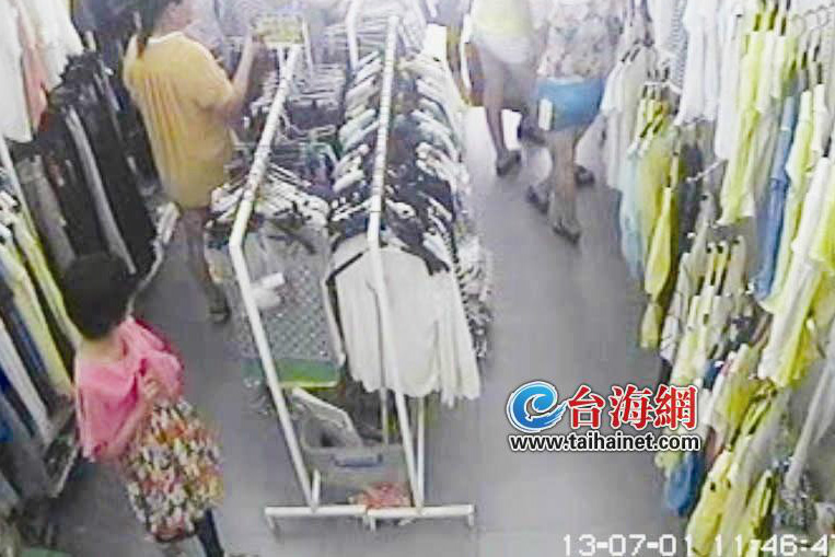高清：實(shí)拍大人掩護(hù)女童偷手機(jī) 失主痛心孩子未來