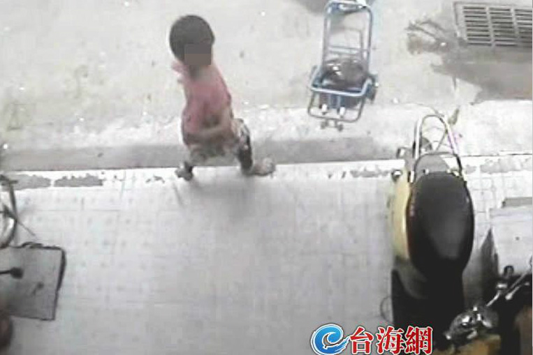 高清：實(shí)拍大人掩護(hù)女童偷手機(jī) 失主痛心孩子未來
