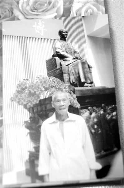 只要我活著就要找到你 武漢舉牌婆婆堅尋走失老伴